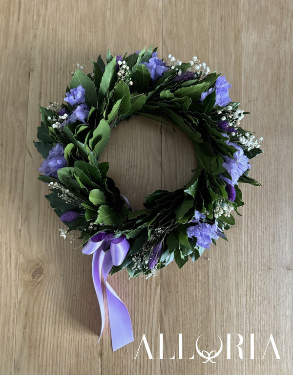 Corona di Alloro per Laurea con Ortensia Lilla Stabilizzata, Gipsofila Avorio, Phalaris mini Spighe Viola