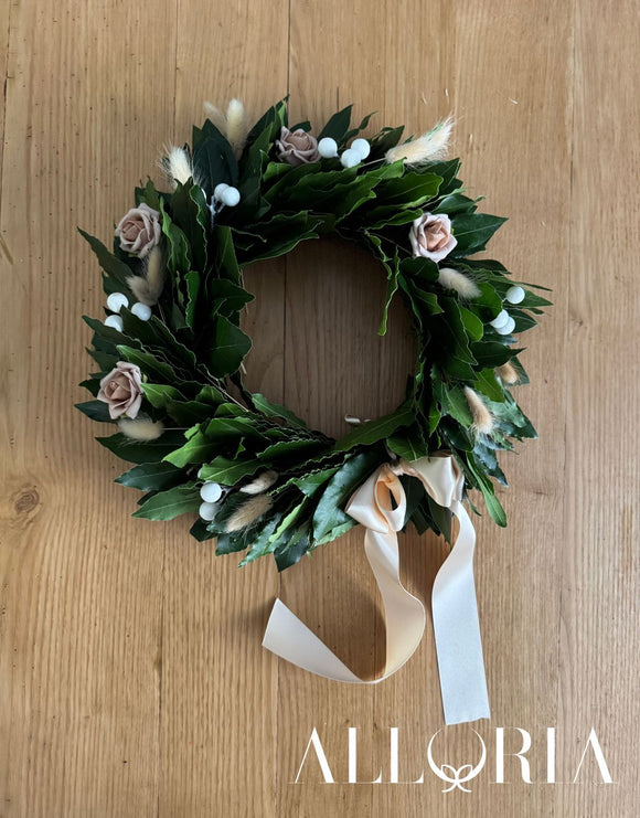Corona-di-Alloro-per-Laurea-con-4-Roselline-Artificiali-Beige-Bacche-Bianche-Lagurus-Avorio-alloria