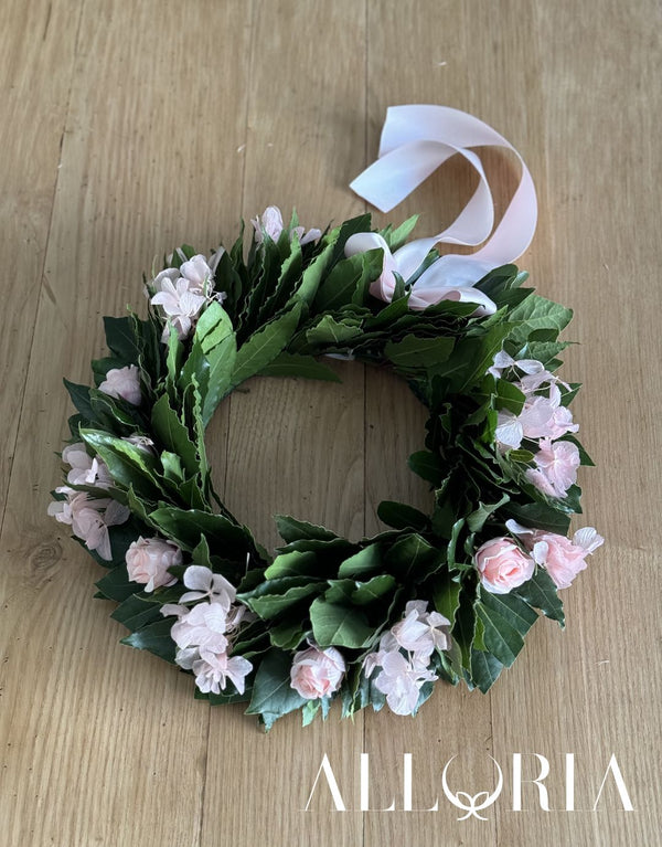 Corona di Alloro per Laurea con 4 Rose Artificiali Rosa e Ortensia Rosa Stabilizzata