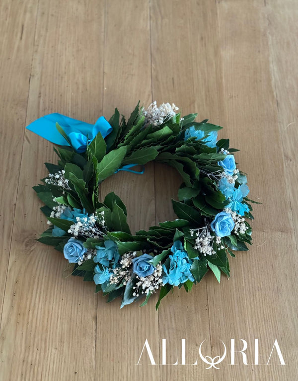 Corona-di-Alloro-per-Laurea-con-Ortensia-Azzurra-Stabilizzata-4-Roselline-Azzurre-Artificiali-e-Gipsofila-alloria